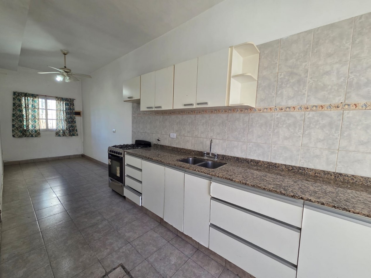 ALQUILER CASA JARDIN PATIO COCHERA CUATRO AMBIENTES