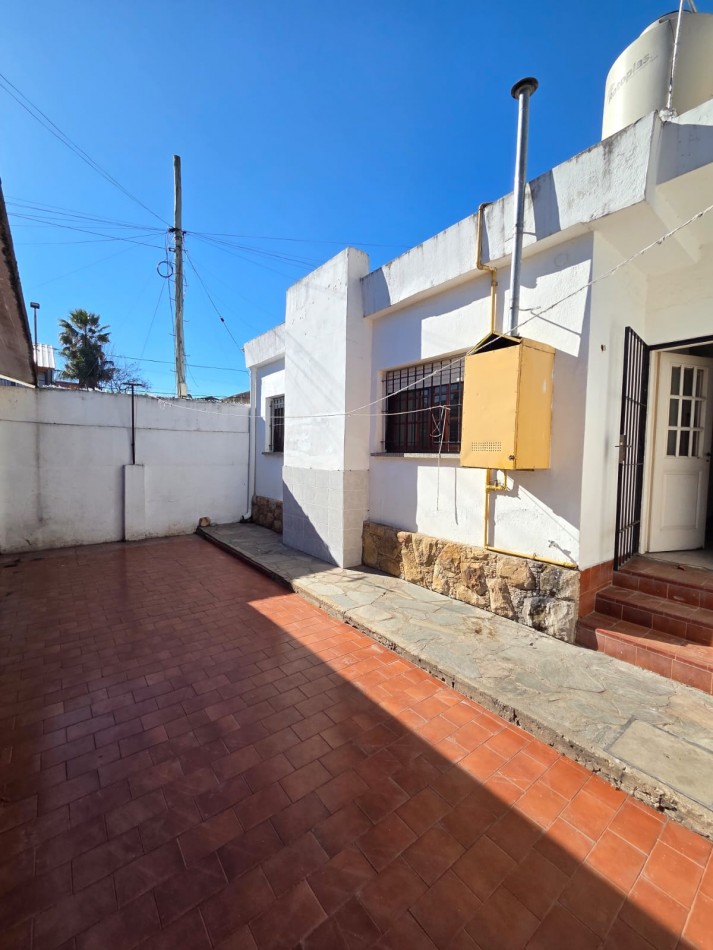 ALQUILER CASA JARDIN PATIO COCHERA CUATRO AMBIENTES