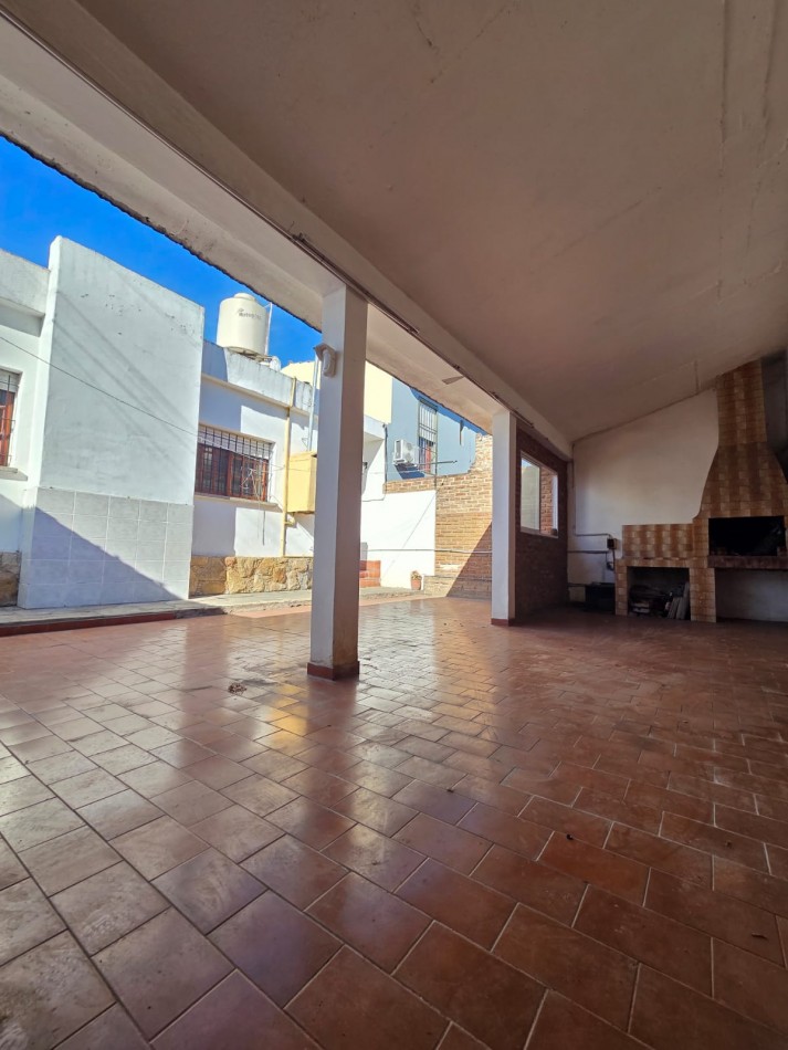 ALQUILER CASA JARDIN PATIO COCHERA CUATRO AMBIENTES
