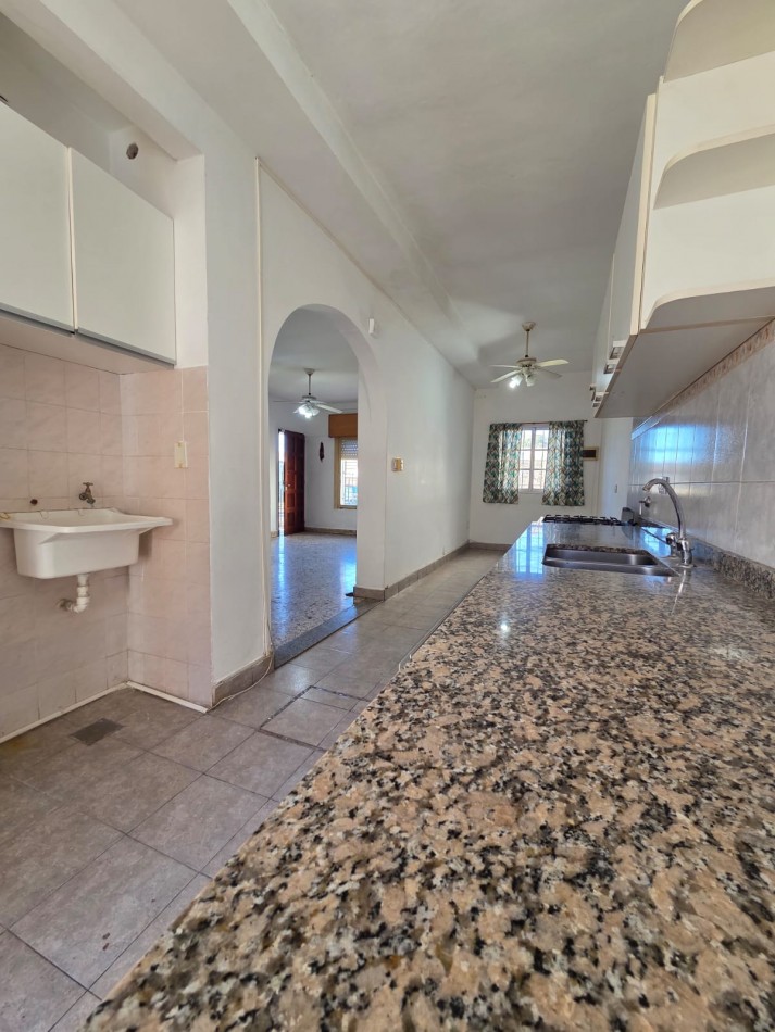 ALQUILER CASA JARDIN PATIO COCHERA CUATRO AMBIENTES