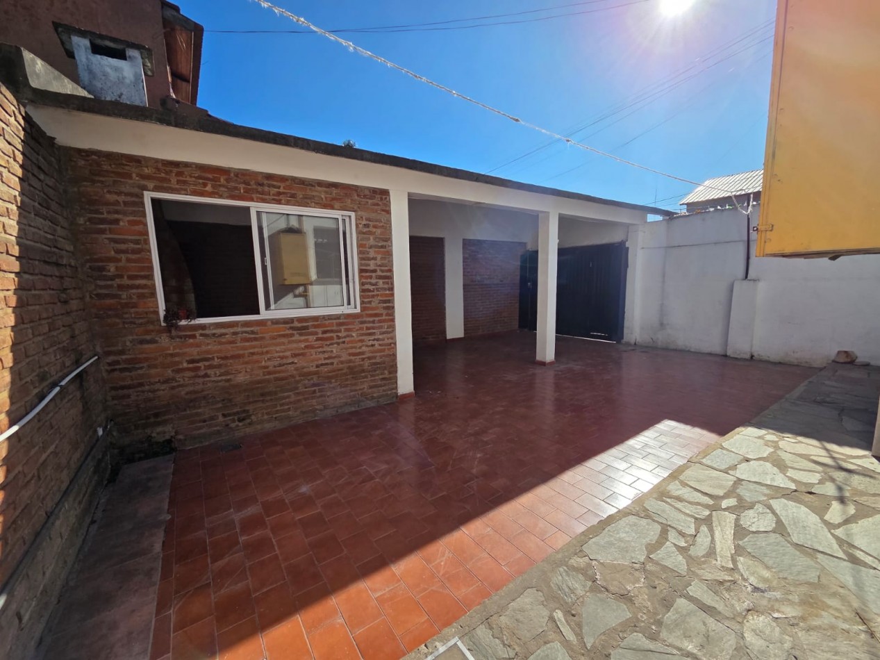 ALQUILER CASA JARDIN PATIO COCHERA CUATRO AMBIENTES