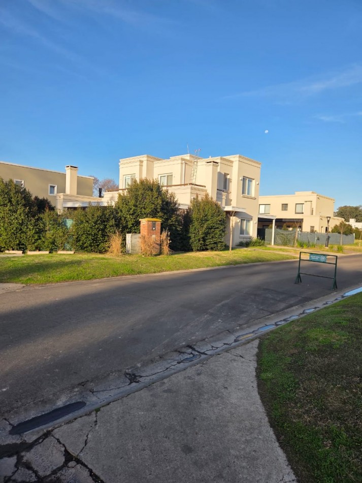 VENTA CASA CATEGORIA A ESTRENAR BARRIO MAGNA BARRIO CERRADO
