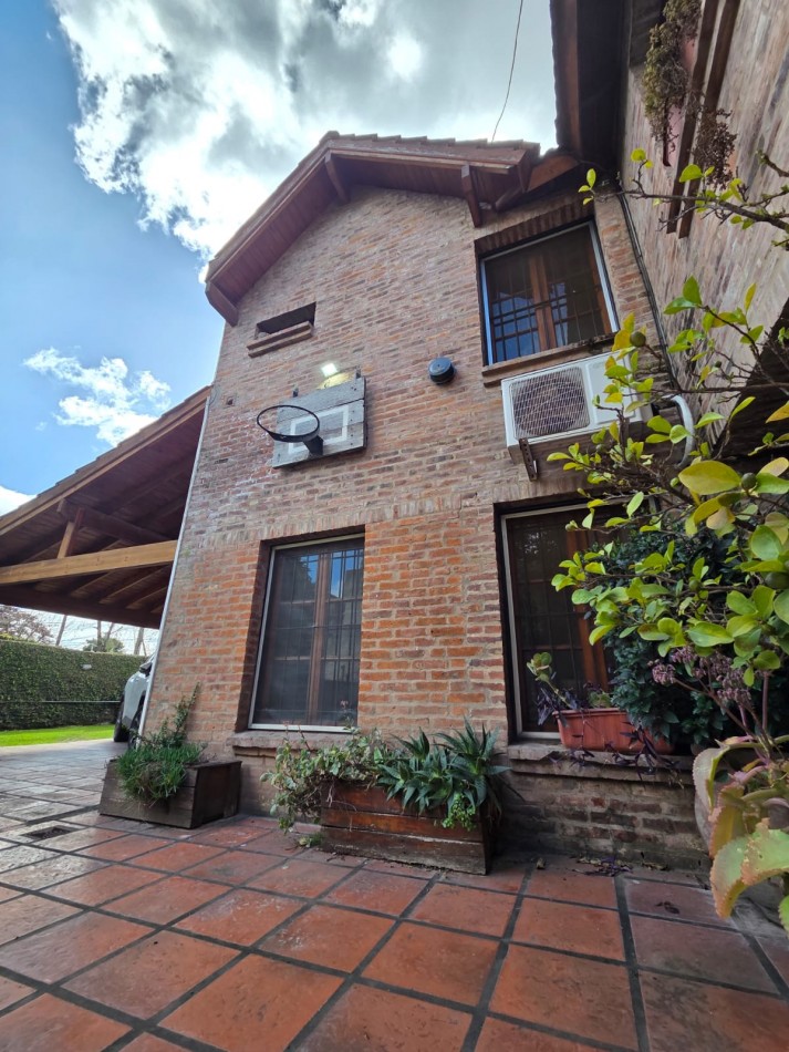 VENTA CHALET CASA CON PARQUE Y PILETA SAN MIGUEL CENTRO