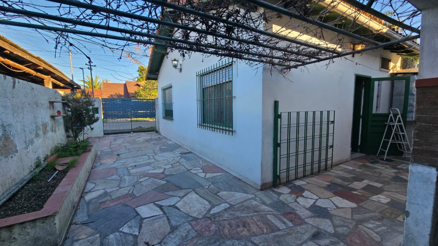 Alquiler casa dos ambientes patio cochera jose c paz