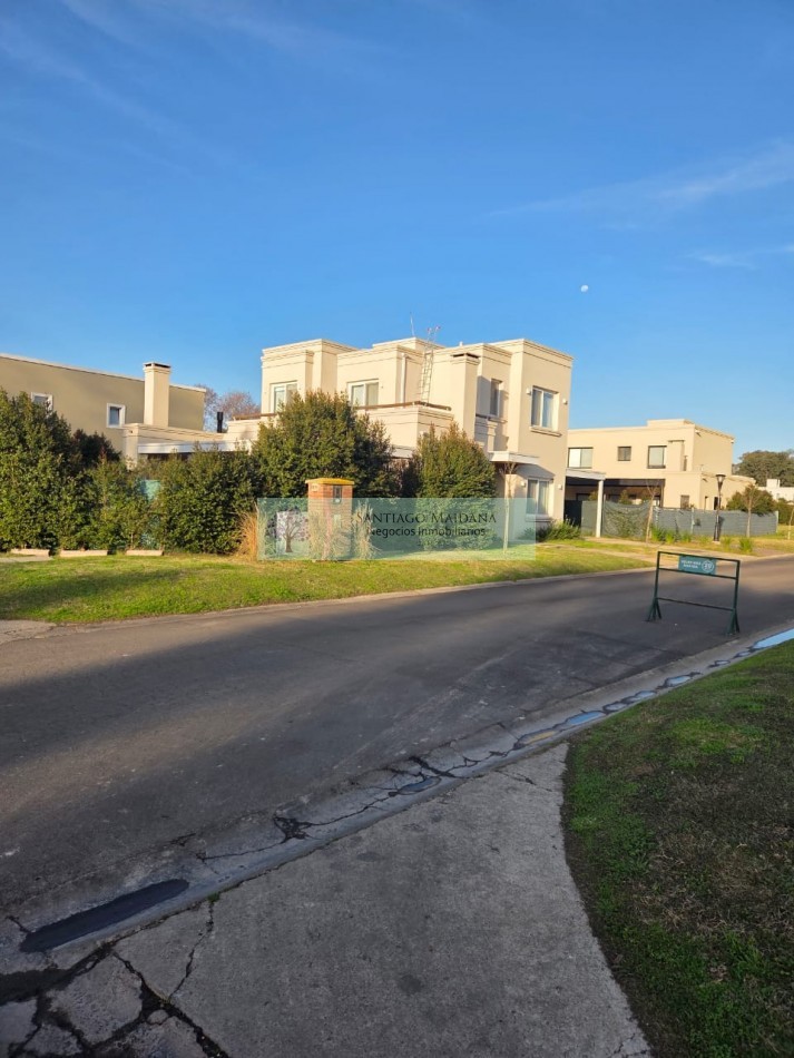 VENTA CASA CATEGORIA A ESTRENAR BARRIO MAGNA BARRIO CERRADO