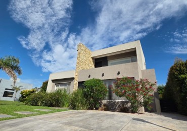 VENTA CASA TRES AMBIENTES PILETA BARRIO CERRADO MAGNA MODERNA