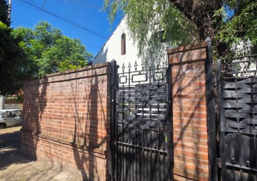 VENTA CASA TRES AMBIENTES JARDIN COCHERA BELLA VISTA